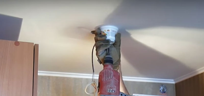 Как просверлить отверстие в потолке без пыли